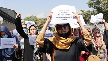 Afghanistan-Women-stand-in-front-of-the-Republican-Palace-in.jpg